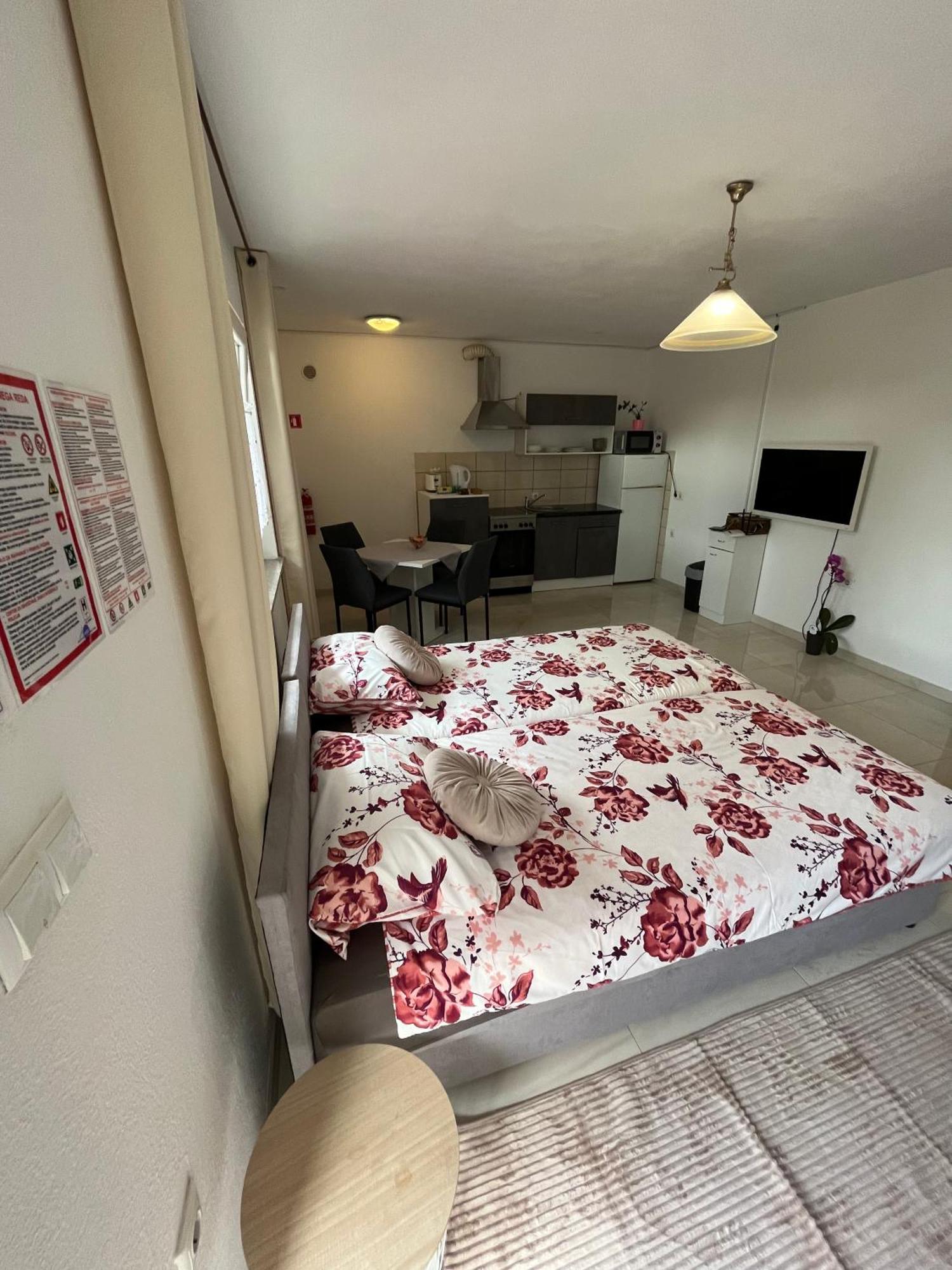 Apartma Azurre 포스토이나 외부 사진